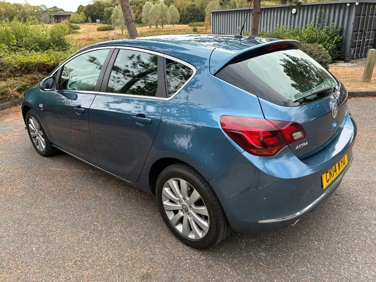 Used Vauxhall Astra Elite 165 HP (121 kW) 2014 Blue Hatchback