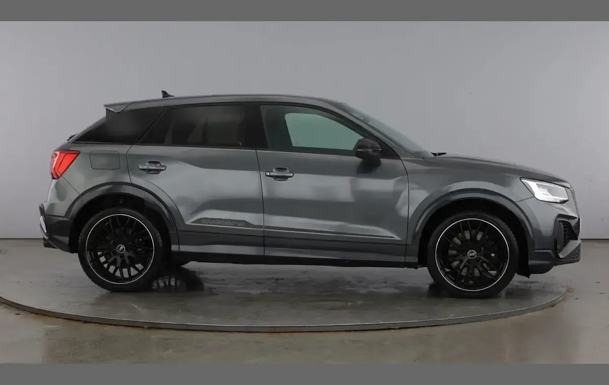 Usado Audi SQ2 Black Edition 300 CV (220 kW) 2026 Gris SUV