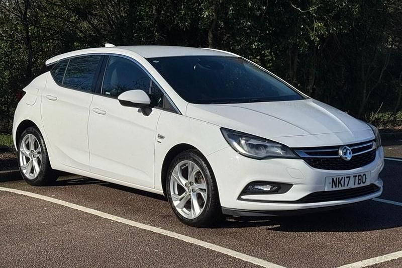 Used Vauxhall Astra SRi 150 HP (110 kW) 2017 White Hatchback