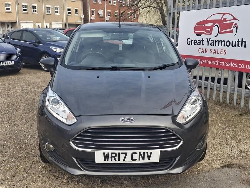 Usado Ford Fiesta Zetec 82 HP (60 kW) 2017 Cinzento Citadino