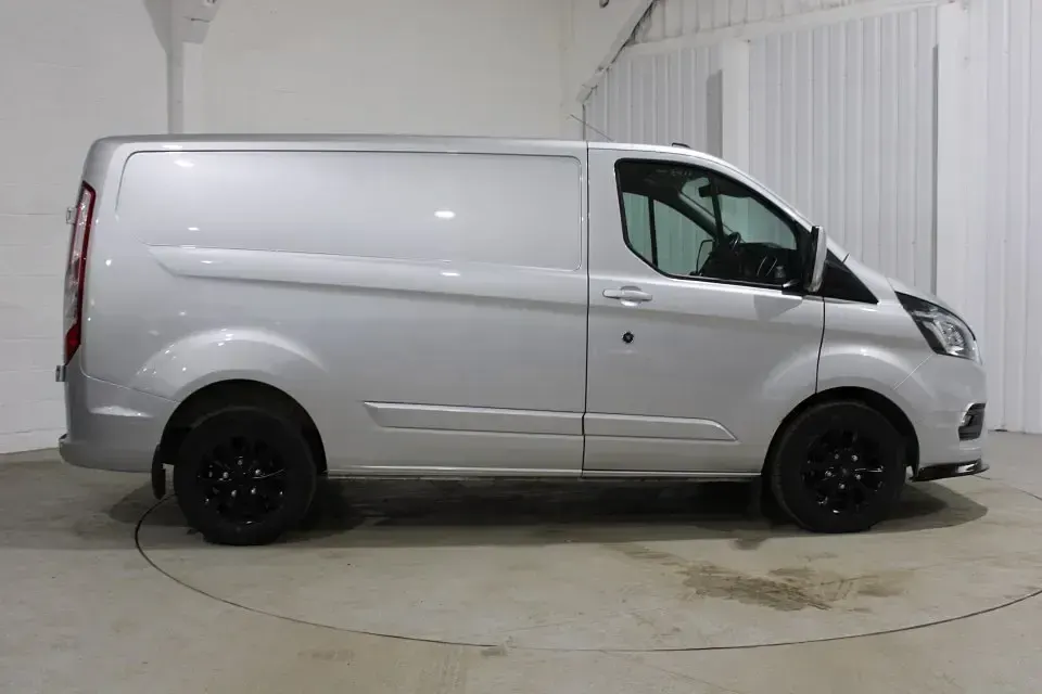 Begagnad Ford Transit Custom Limited 170 HK (125 kW) 2023 Silver Van