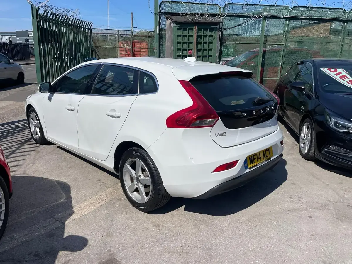 Used Volvo V40 SE 115 HP (84 kW) 2014 White Hatchback