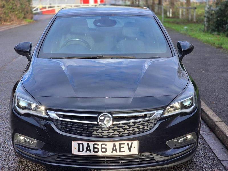 Used Vauxhall Astra SRi 105 HP (77 kW) 2016 Black Hatchback