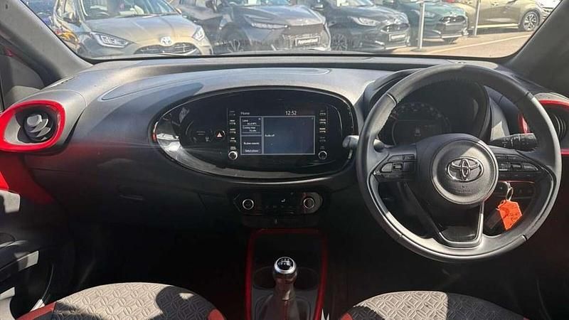 Used Toyota Aygo X 72 HP (52 kW) 2023 Chilli red bitone SUV