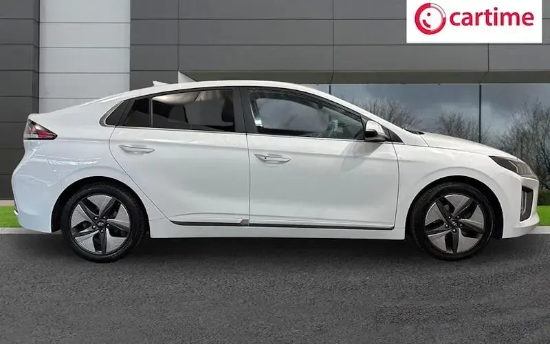 Used Hyundai Ioniq Premium SE 141 HP (103 kW) 2021 White Hatchback