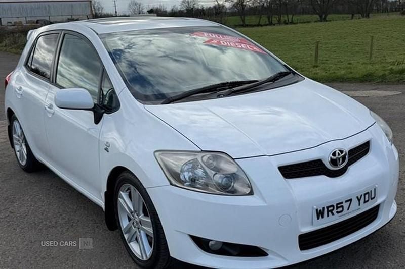 Used Toyota Auris SR 177 HP (130 kW) 2008 White Hatchback