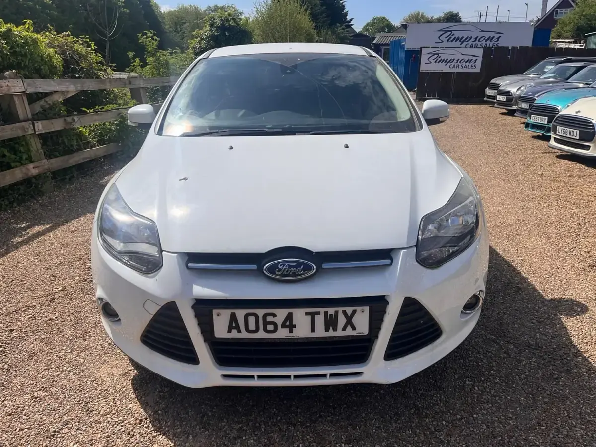 Begagnad Ford Focus Zetec 125 HK (91 kW) 2014 Vit Halvkombi