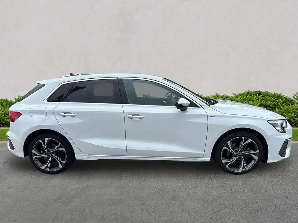 Begagnad Audi A3 S-Line 147 HK (108 kW) 2024 Vit Halvkombi