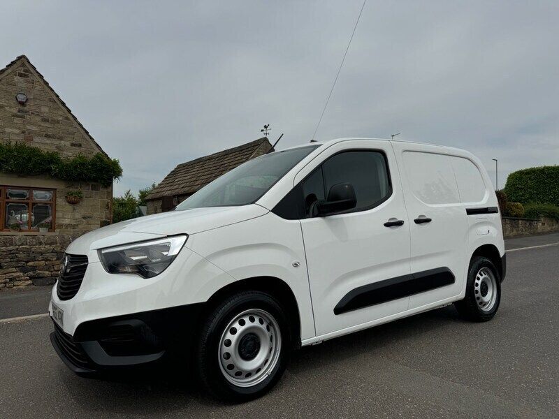 White Used 2022 Vauxhall Combo MPV | £7,990 (Fair price) - Image 1/4