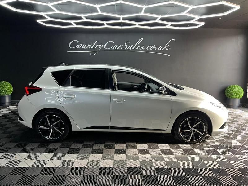 White/black Used 2018 Toyota Auris Design Hatchback | £10,890 (Fair price) - Image 1/2