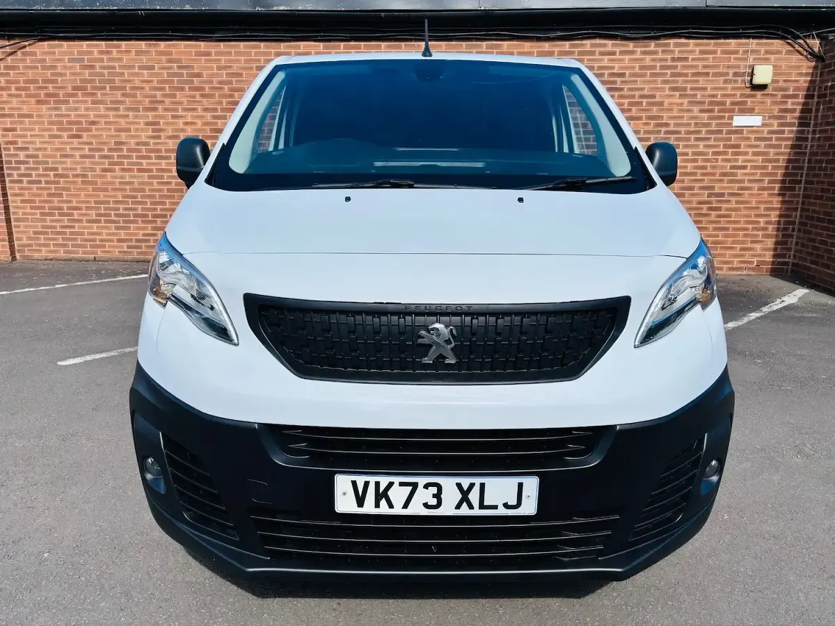 Used Peugeot Expert Premium 142 HP (104 kW) 2023 White Van
