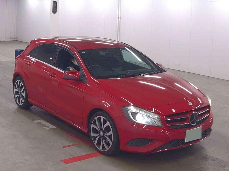 Used Mercedes A180 SE 122 HP (89 kW) 2014 Red Hatchback