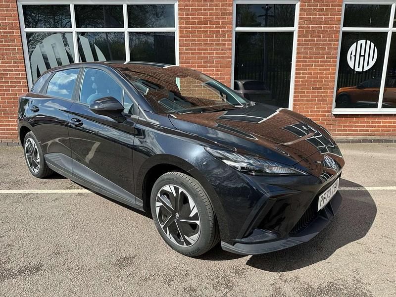 Begagnad MG MG4 EV SE 319 kW (435 HK) 2023 Svart Halvkombi
