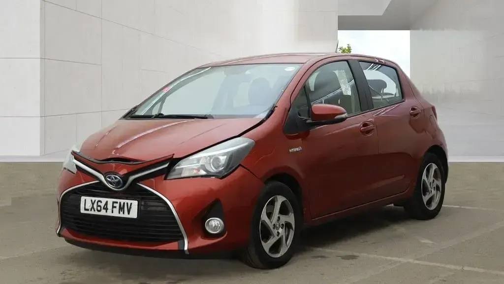 Used Toyota Yaris Active 101 HP (74 kW) 2021 Red Hatchback