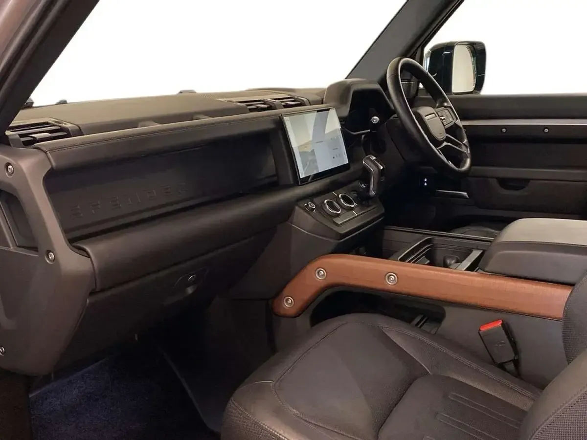 Używany Land Rover Defender S 300 KM (220 kW) 2023 Srebrny SUV