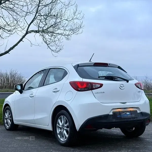Używany Mazda 2 2016 Biały Hatchback