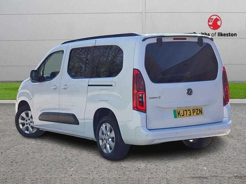 Used Vauxhall Combo Design Edition 98 kW (134 HP) 2024 White MPV