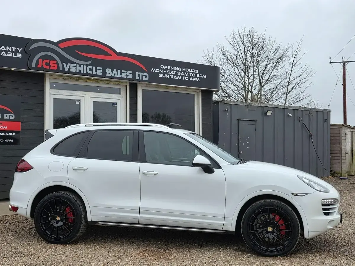 Used Porsche Cayenne 245 HP (180 kW) 2012 White SUV