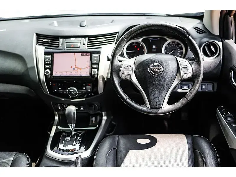 Used Nissan Navara Tekna 190 HP (139 kW) 2019 Silver Pickup
