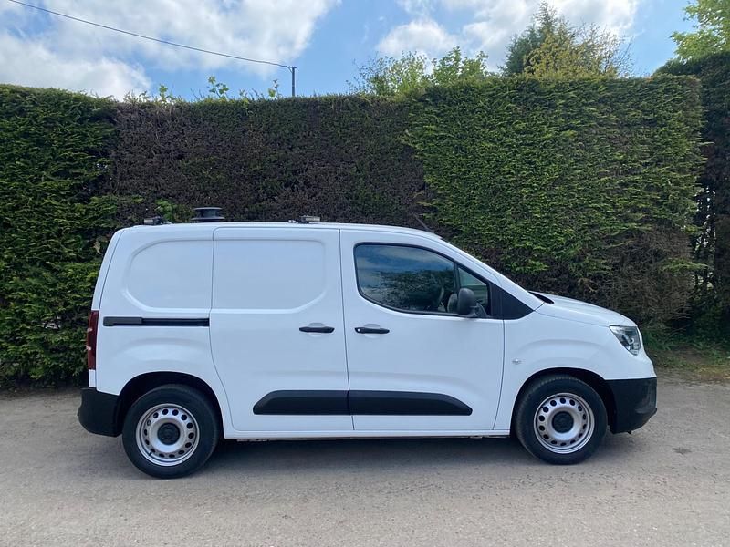 Second-hand Vauxhall Combo Edition 100 CP (73 kW) 2019 Alb Monovolum