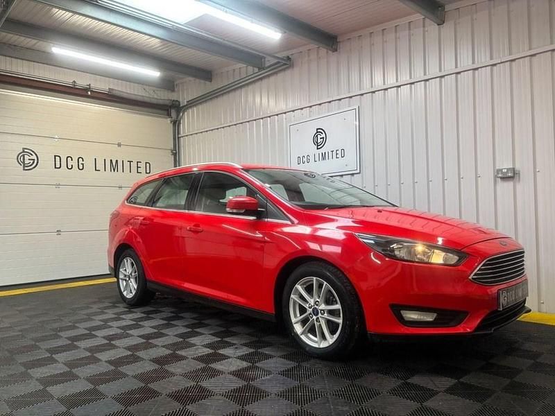 Used Ford Focus Zetec 125 HP (91 kW) 2015 Red Estate