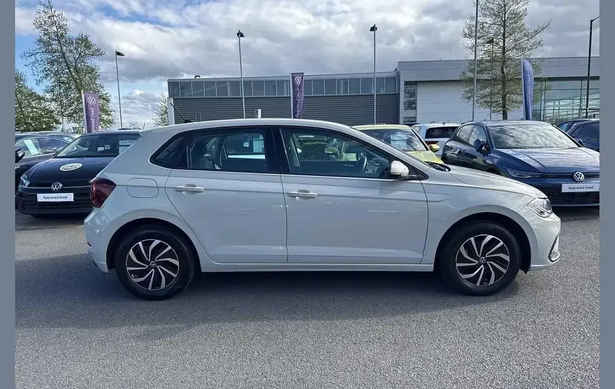 Usado VW Polo Life 80 CV (58 kW) 2024 Gris Utilitario