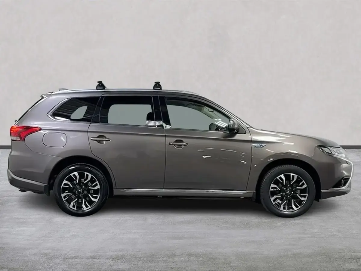 Used Mitsubishi Outlander P-HEV 200 HP (147 kW) 2017 Brown SUV