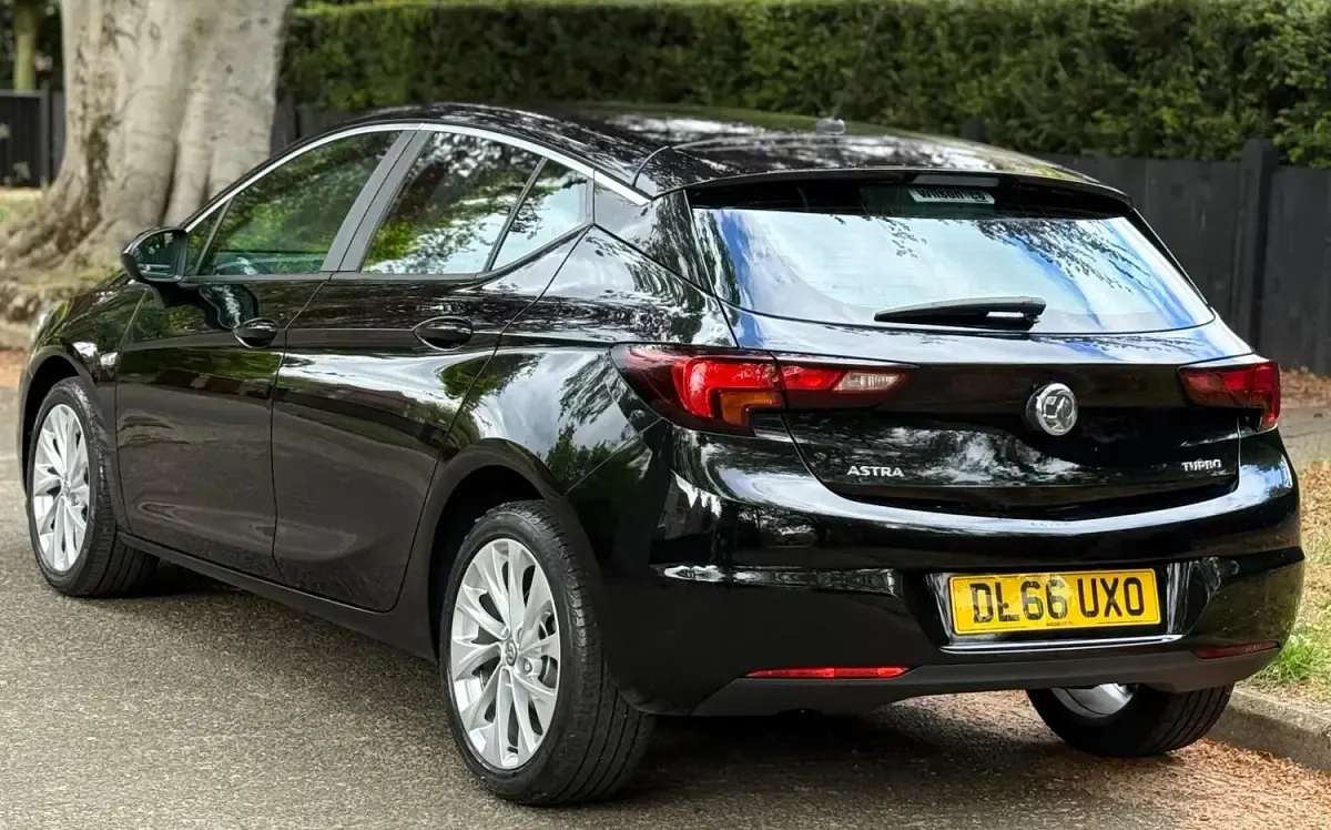 Used Vauxhall Astra Design Edition 125 HP (91 kW) 2016 Black Hatchback