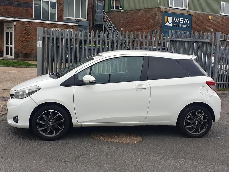 Used Toyota Yaris Trend 101 HP (74 kW) 2013 White Hatchback