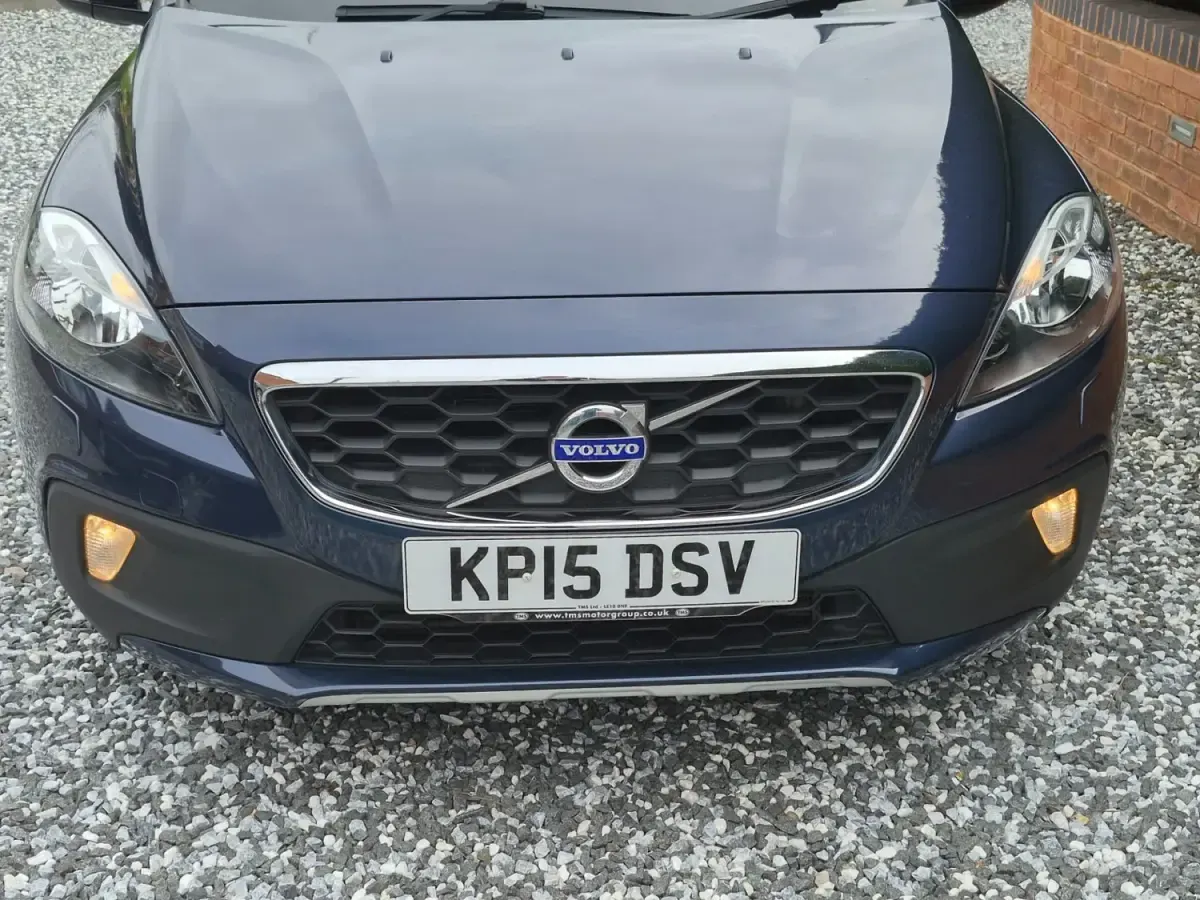 Usado Volvo V40 SE 2015 Azul Utilitario