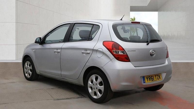 Used Hyundai i20 Comfort 77 HP (56 kW) 2011 Silver Hatchback