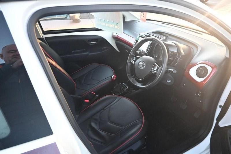 Used Toyota Aygo 68 HP (50 kW) 2017 White Hatchback