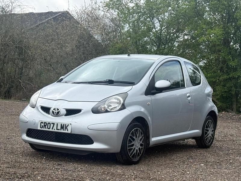 Begagnad Toyota Aygo 54 HK (39 kW) 2007 Silver Halvkombi