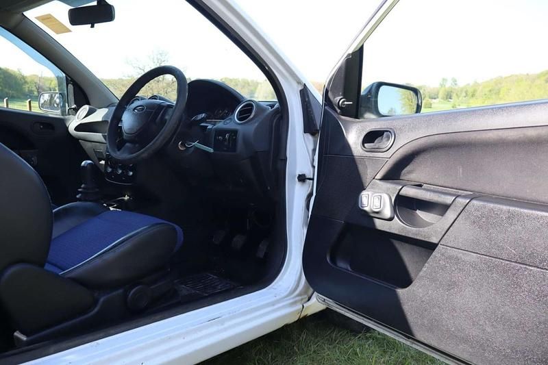 Używany Ford Fiesta 67 KM (49 kW) 2008 Biały Hatchback