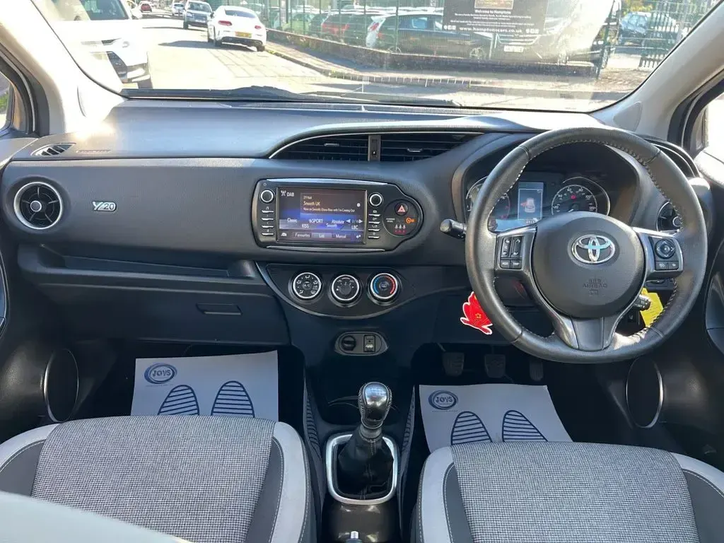 Used Toyota Yaris 111 HP (81 kW) 2020 White Hatchback