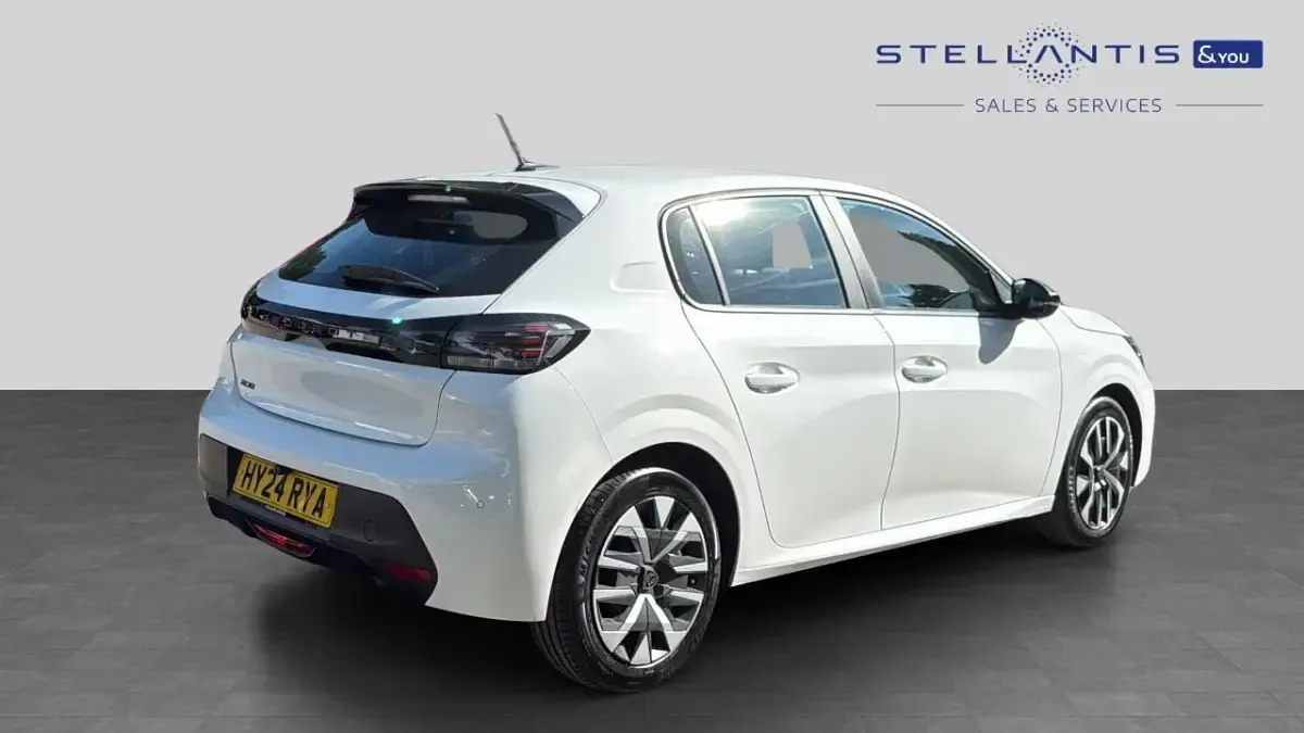 Used Peugeot 208 Active 74 HP (54 kW) 2024 White Hatchback