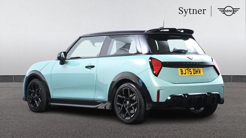 Begagnad Mini Cooper Hatch 113 kW (154 HK) 2025 Grön Halvkombi