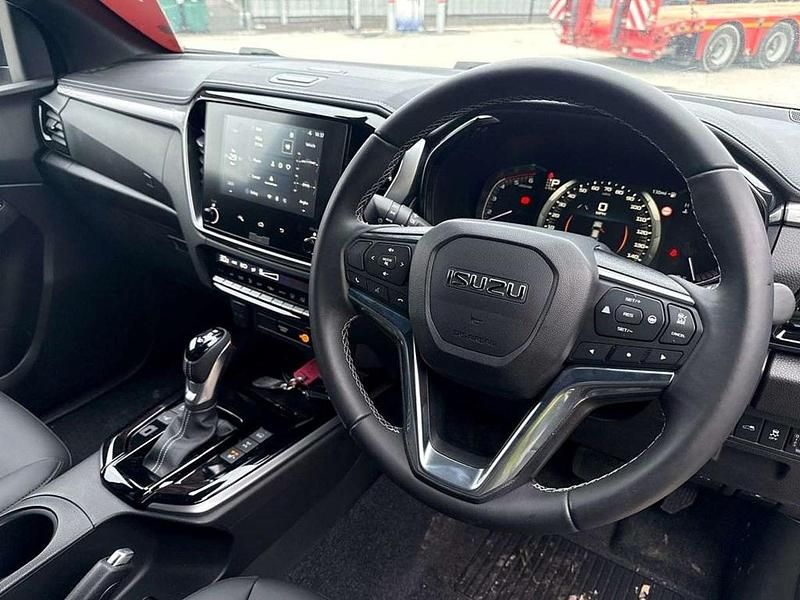 New Isuzu D-Max 163 HP (119 kW) 2025 Black Pickup