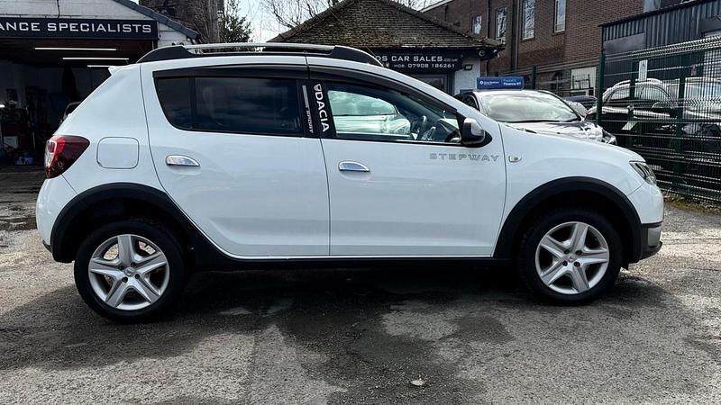 Used Dacia Sandero Ambiance 90 HP (66 kW) 2015 White Hatchback