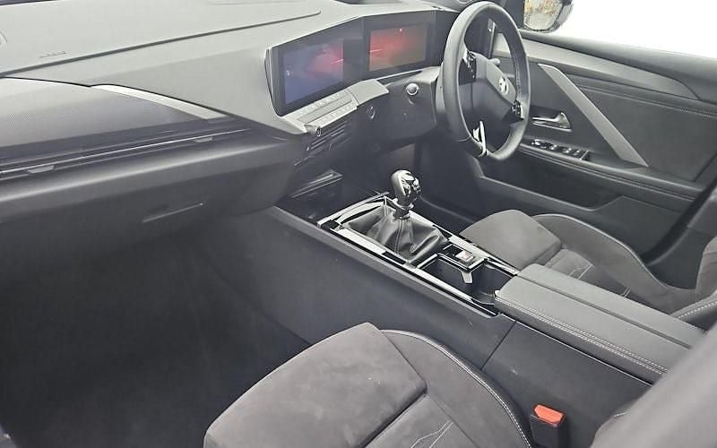 Used Vauxhall Astra Ultimate 131 HP (96 kW) 2024 Black Hatchback