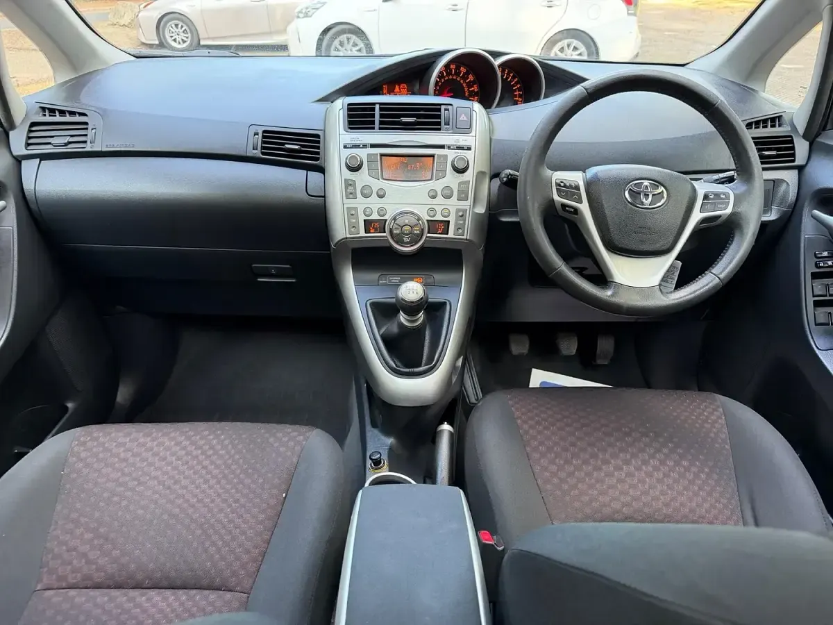Used Toyota Verso 132 HP (97 kW) 2011 Grey MPV
