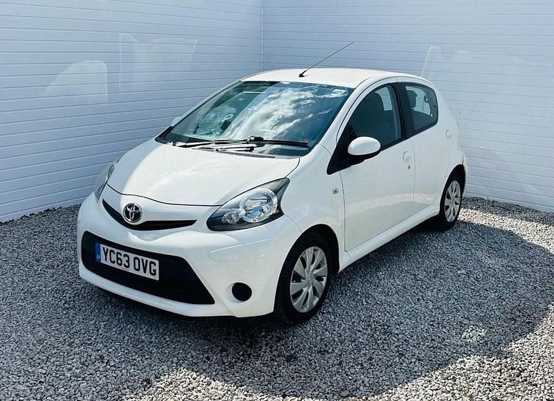 Begagnad Toyota Aygo 68 HK (50 kW) 2013 Vit Halvkombi