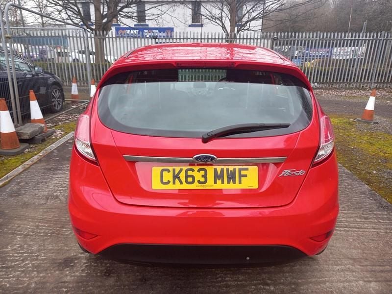 Usado Ford Fiesta Zetec 82 HP (60 kW) 2013 Vermelho Citadino