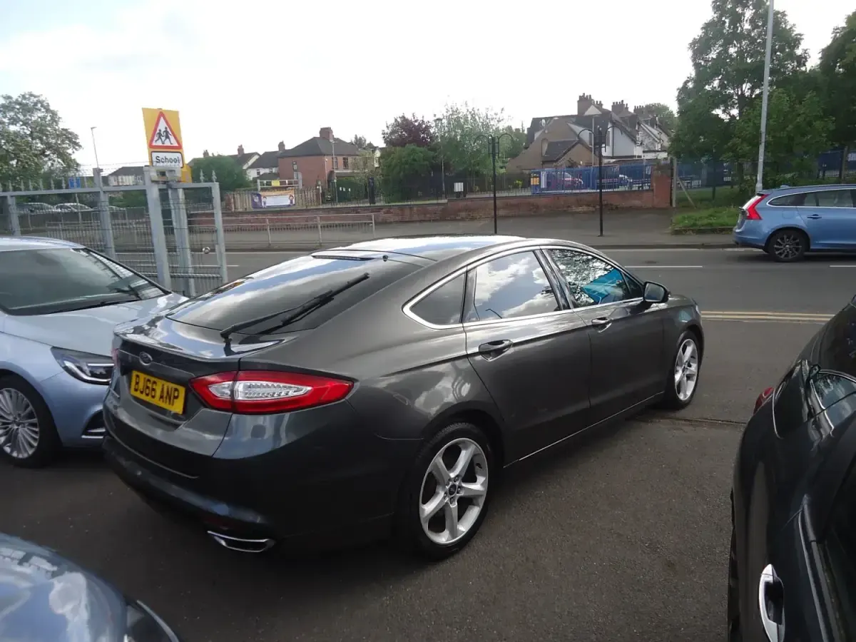 Używany Ford Mondeo Titanium 180 KM (132 kW) 2016 Szary Hatchback