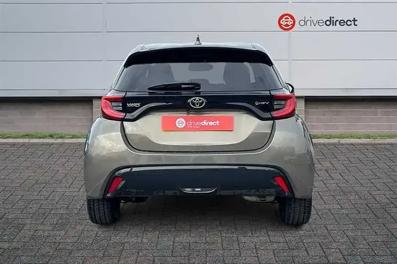 Usado Toyota Yaris Hybrid 2024 Marrón Utilitario