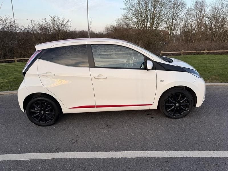 Used Toyota Aygo x-press 69 HP (50 kW) 2017 White Hatchback