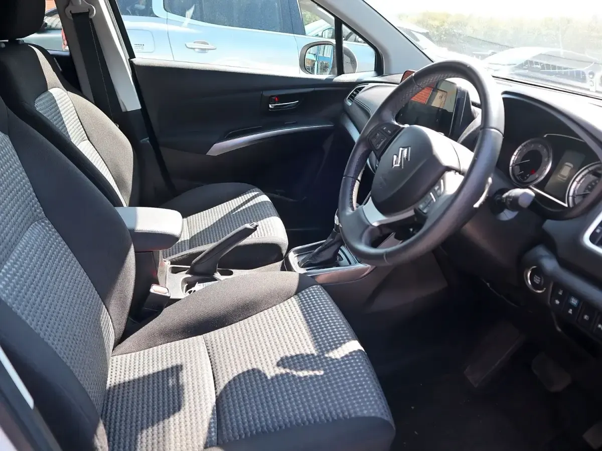 Używany Suzuki SX4 115 KM (84 kW) 2023 Biały Hatchback