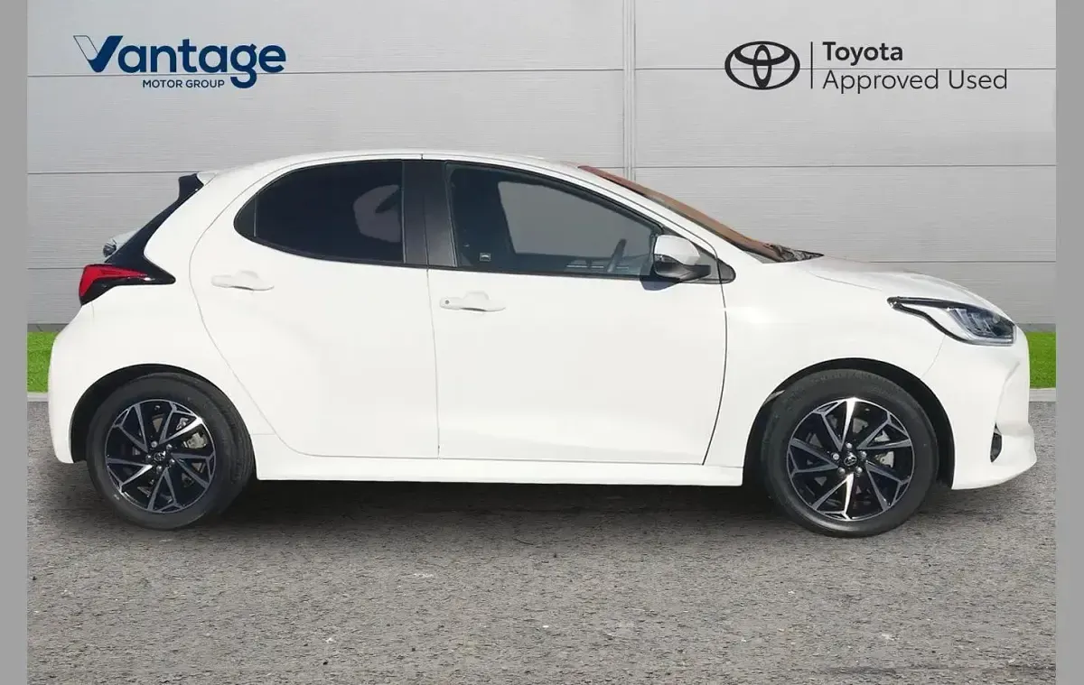 Used Toyota Yaris Design 113 HP (83 kW) 2023 White Hatchback