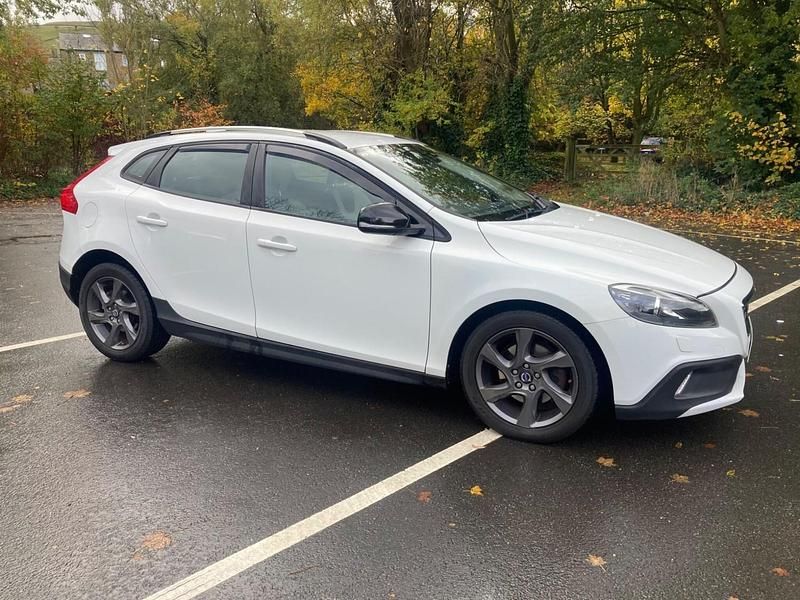 White Used 2014 Volvo V40 CC Estate | £5,495 (Fair price) - Image 1/4