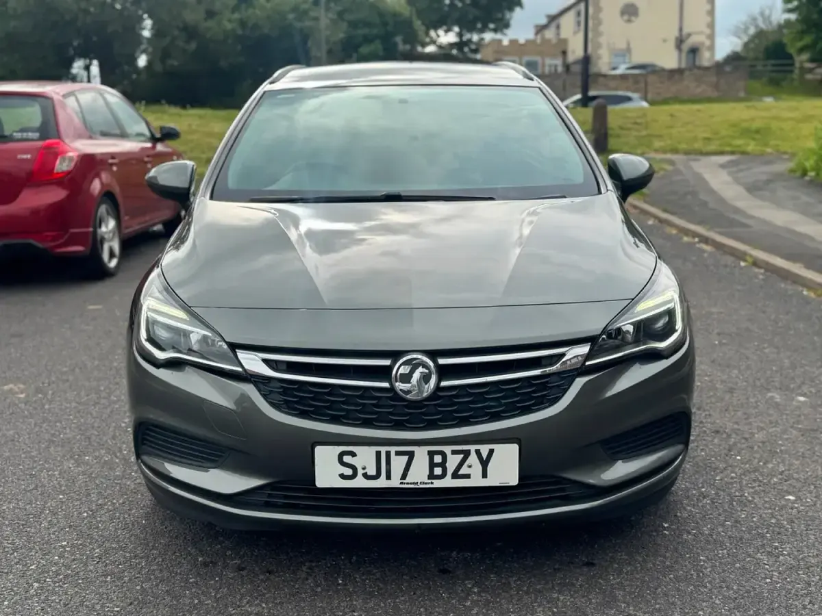 Used Vauxhall Astra Design Edition 110 HP (80 kW) 2017 Grey Estate